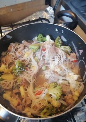 Una foto de Mix de verduras con fideos de arroz Toña❤️🌺