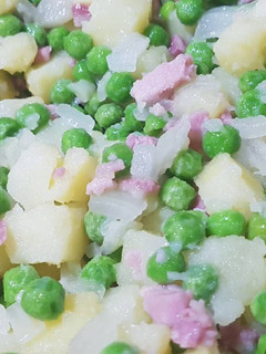 Una foto de Guisantes con patatas, jamón y lacón🍴😋