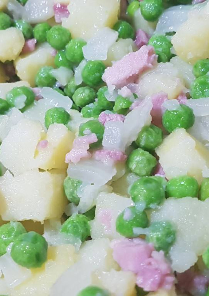 Una foto de Guisantes con patatas, jamón y lacón🍴😋