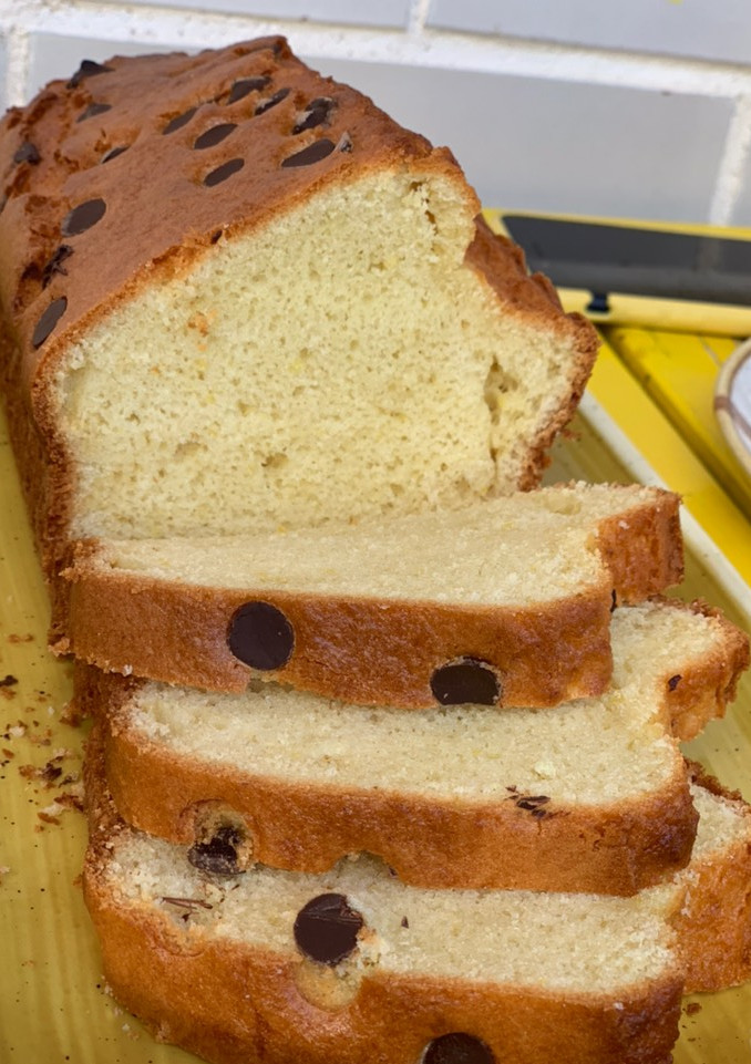 Una foto de Bizcocho básico con pepitas de chocolate