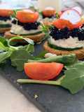 Canapés fáciles de caviar y queso cottage