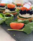 Canapés fáciles de caviar y queso cottage