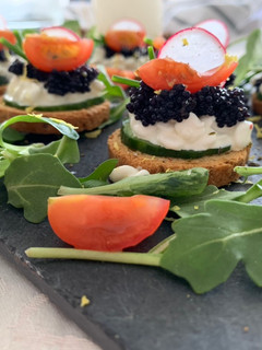 Una foto de Canapés fáciles de caviar y queso cottage