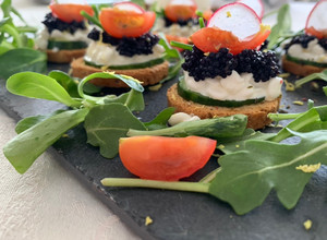 Una foto de Canapés fáciles de caviar y queso cottage