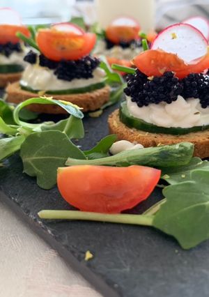 Una foto de Canapés fáciles de caviar y queso cottage