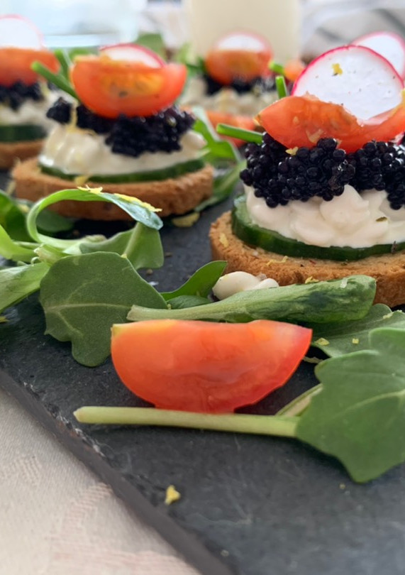 Una foto de Canapés fáciles de caviar y queso cottage