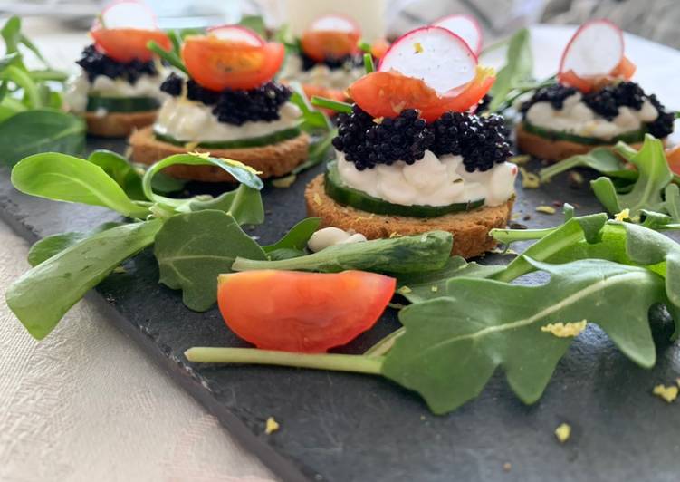 Canapés fáciles de caviar y queso cottage