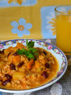Una foto de Guiso de arroz con cerdo y porotos colorados🥣