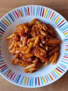 Una foto de Macarrones con salsa de tomate y chistorra