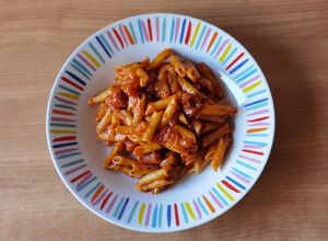 Foto principal de Macarrones con salsa de tomate y chistorra