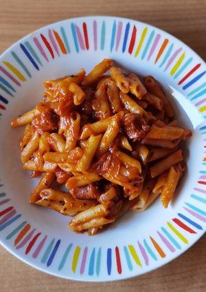 Una foto de Macarrones con salsa de tomate y chistorra