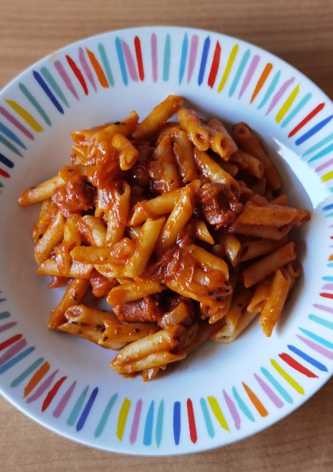 Una foto de Macarrones con salsa de tomate y chistorra