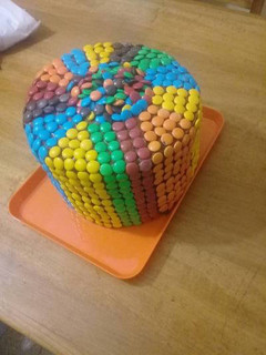 Una foto de Torta de cumpleaños arcoiris con rocklets