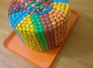 Una foto de Torta de cumpleaños arcoiris con rocklets