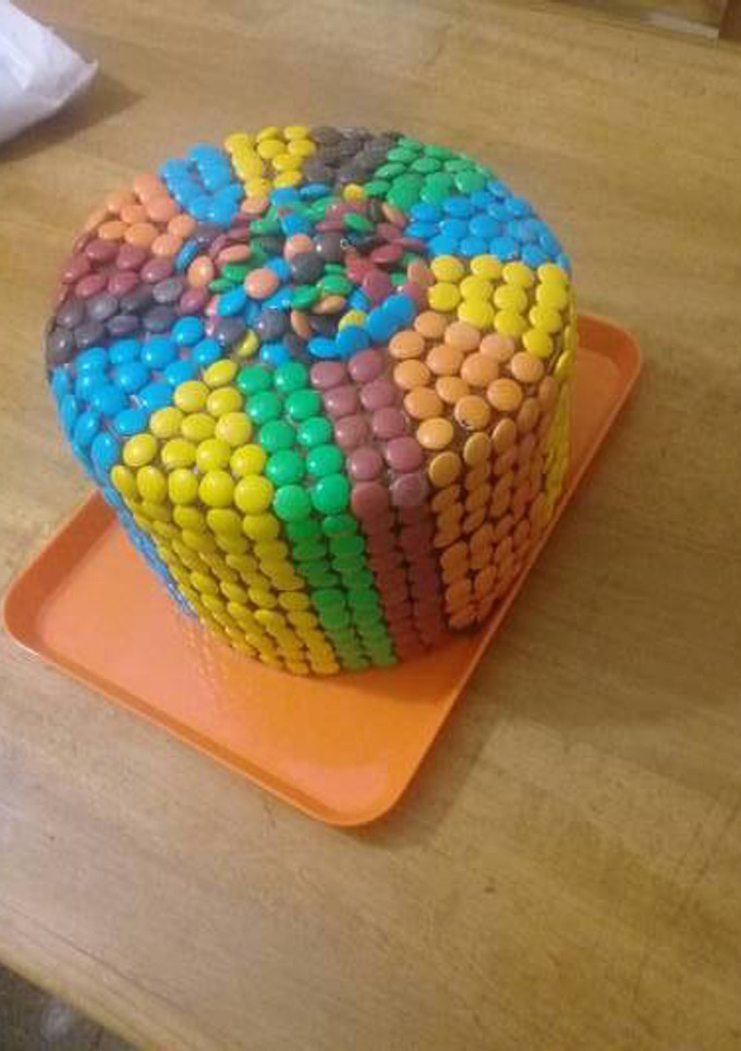 Una foto de Torta de cumpleaños arcoiris con rocklets