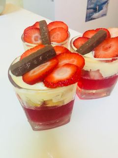 صورة لوصفة حلى الكاسات بالجيلي الاحمر 🍓🍷