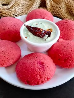 रवा बीटरूट इडली (Rava Beetroot Idli recipe in Hindi) रेसिपी मुख्य फोटो