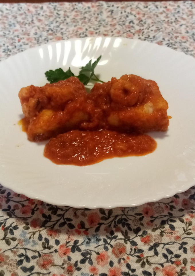 Una foto de Bacalao con gambas en salsa de tomate