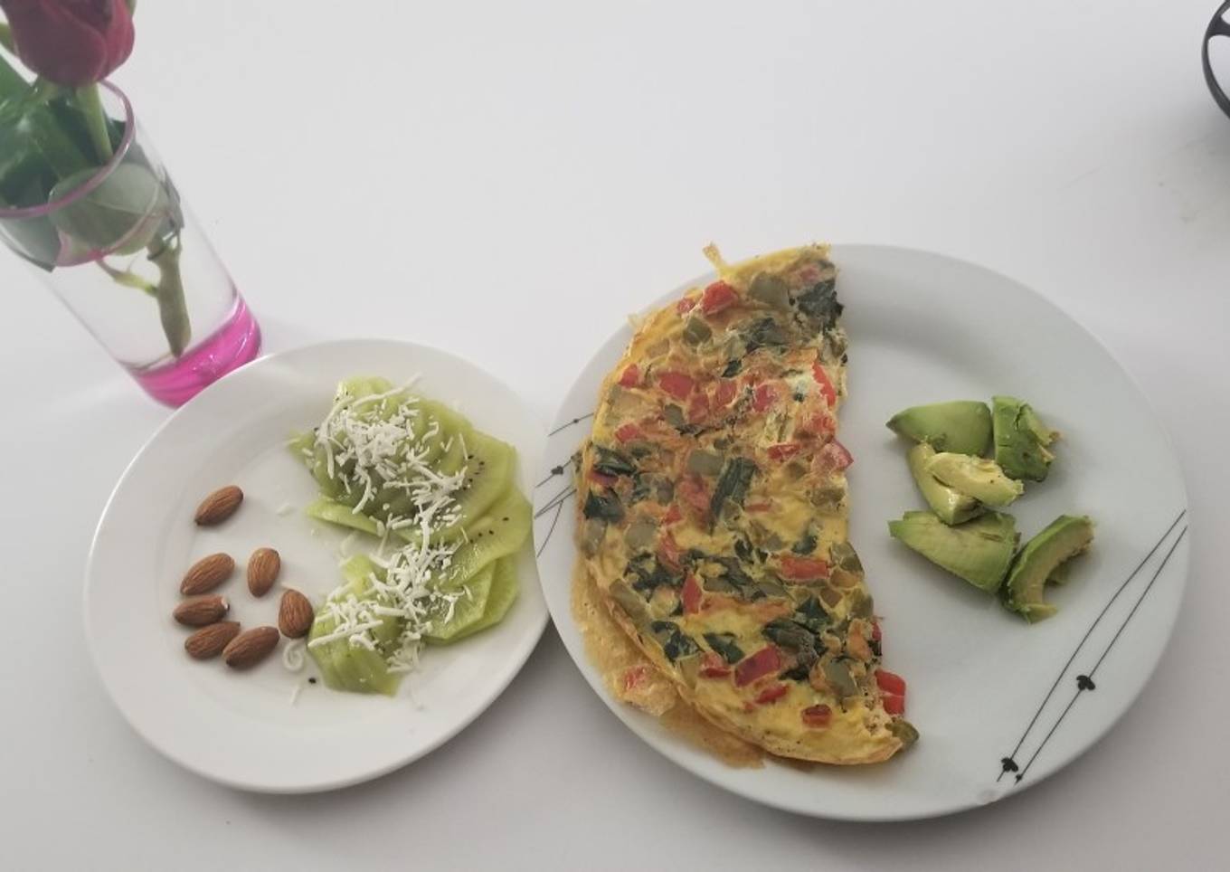 Omelette con verduras bañado en salsa de frijol