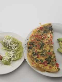 Una foto de Omelette con verduras bañado en salsa de frijol