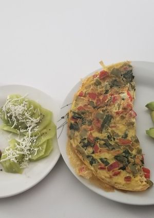 Una foto de Omelette con verduras bañado en salsa de frijol