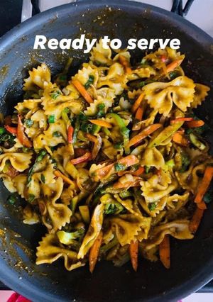 A picture of Veggies loaded wheat pasta In spinach tomato gravy.