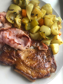 Foto principal de Cerdo con guarnición de verduras al horno con especias indias