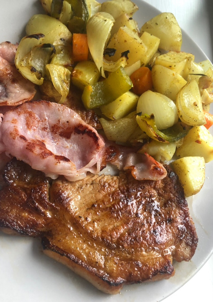 Una foto de Cerdo con guarnición de verduras al horno con especias indias