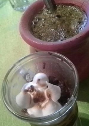 Una foto de Torta en frasco para comer con casa con unos mates