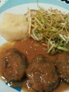Una foto de Carrilladas en salsa con puré de patatas y crujiente de puerros