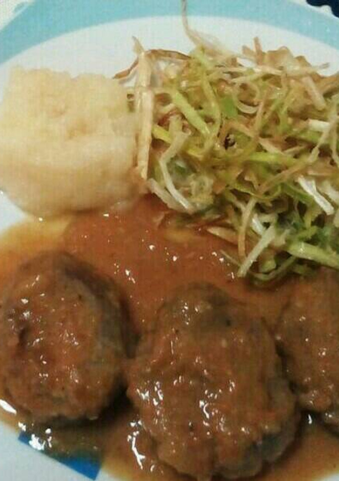 Una foto de Carrilladas en salsa con puré de patatas y crujiente de puerros