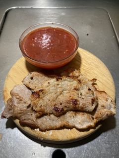 Una foto de Milanesa de puerco 🐷 en salsa roja