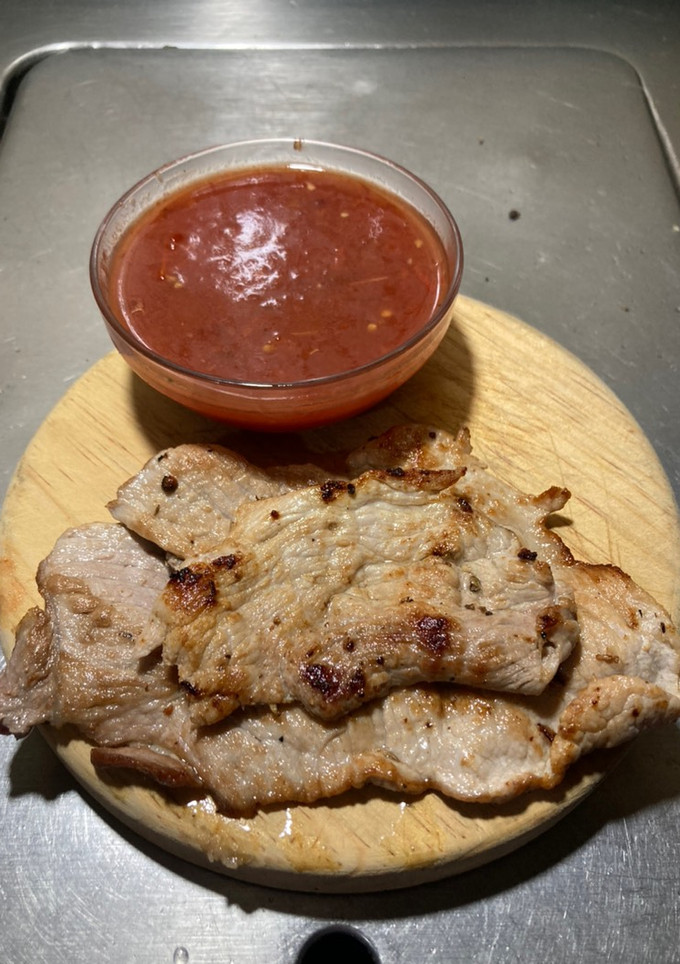 Una foto de Milanesa de puerco 🐷 en salsa roja