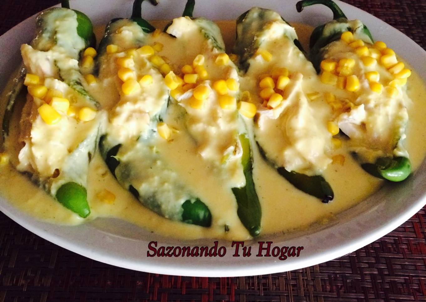 Chiles chilaca rellenos de pollo con salsa de elote💖
