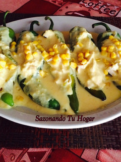 Una foto de Chiles chilaca rellenos de pollo con salsa de elote💖