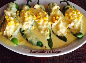 Una foto de Chiles chilaca rellenos de pollo con salsa de elote💖