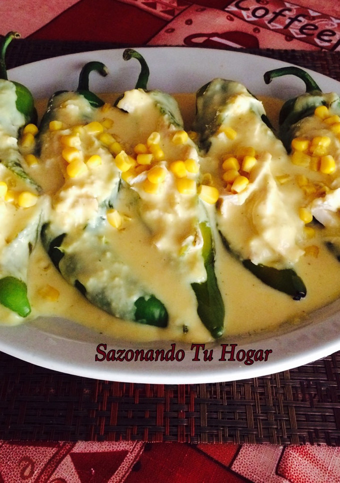 Una foto de Chiles chilaca rellenos de pollo con salsa de elote💖