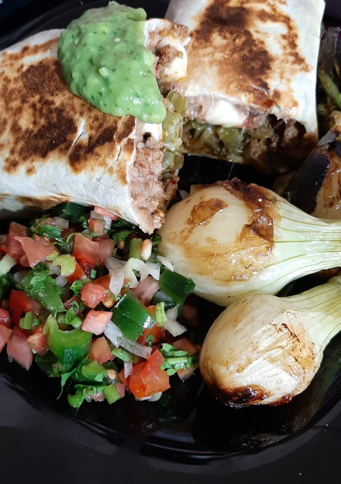 Una foto de Burritos de bistec y longaniza