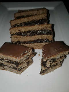 Una foto de Budín de chocolate y dulce de leche con ganache de chocolate.🍫