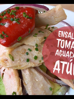 Una foto de Ensalada de atún tomate y aguacate