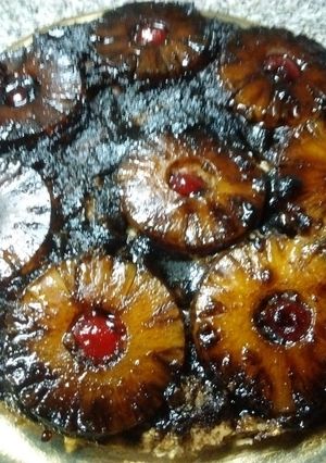 Una foto de Torta invertida de ananá con azúcar negra