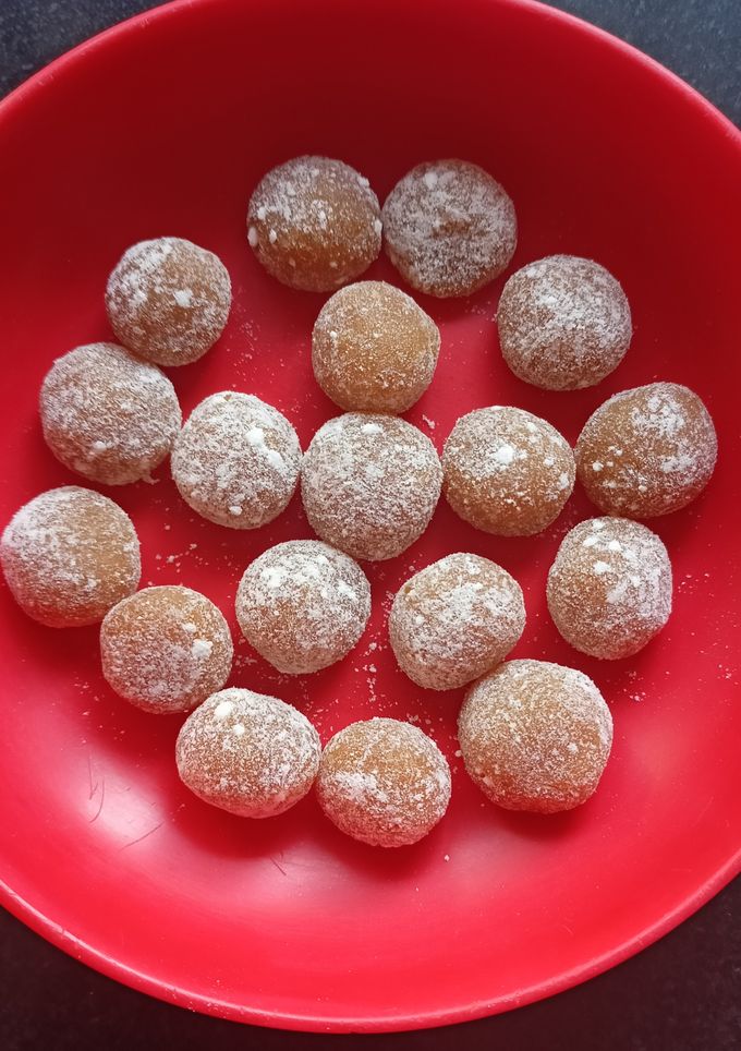आलेपाक गोळी (aale pak goli recipe in marathi) रेसिपी चे मुख्य फोटो 