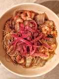 Noodles alle coste di bieta, gamberetti e bucce di mela