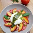 Ensalada caprese de verano con melocotones y pesto