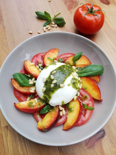 Una foto de Ensalada caprese de verano con melocotones y pesto