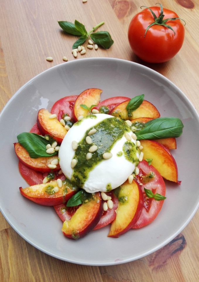 Una foto de Ensalada caprese de verano con melocotones y pesto