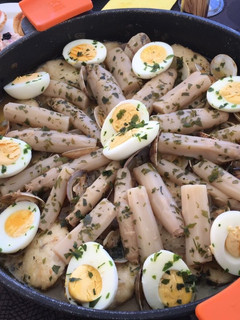 Una foto de Merluza a la vasca con espárragos, almejas y huevo 🍳 duro