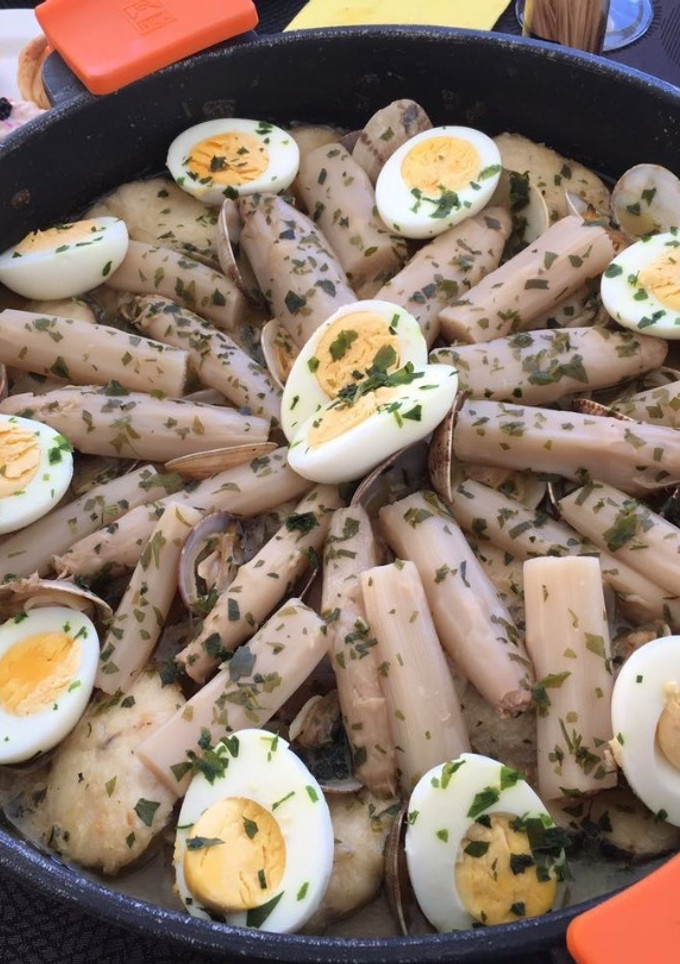 Una foto de Merluza a la vasca con espárragos, almejas y huevo  🍳 duro