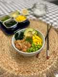 Poke bowl de salmón y mango con edamame