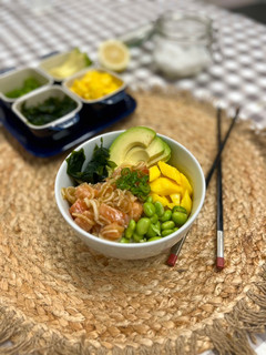 Una foto de Poke bowl de salmón y mango con edamame